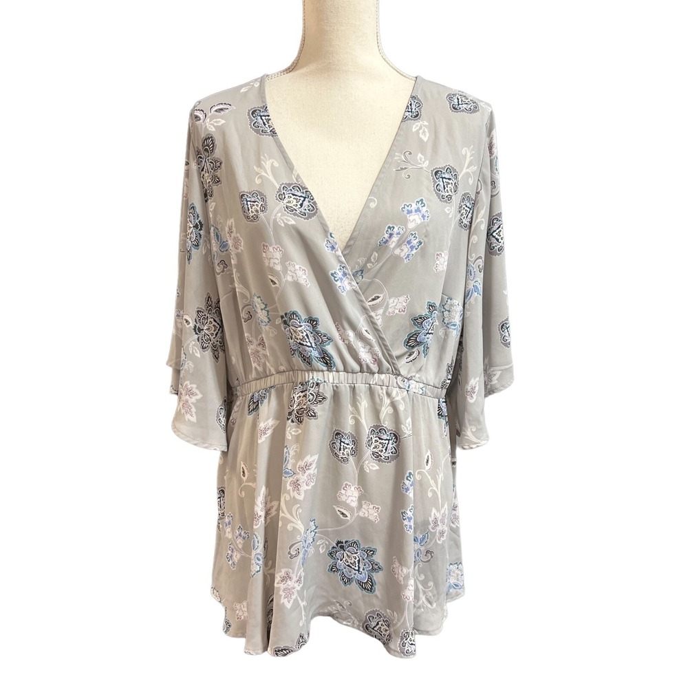 Torrid Womens Peplum Top Gray Floral Satin Tunic Size 2X Flutter Sleeve Spring